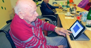 Bewohner Erich Hoffrichter (98) aus dem Kursana Domizil Rastow beschäftigt sich gern mit den Spielen auf dem Tablet-PC.